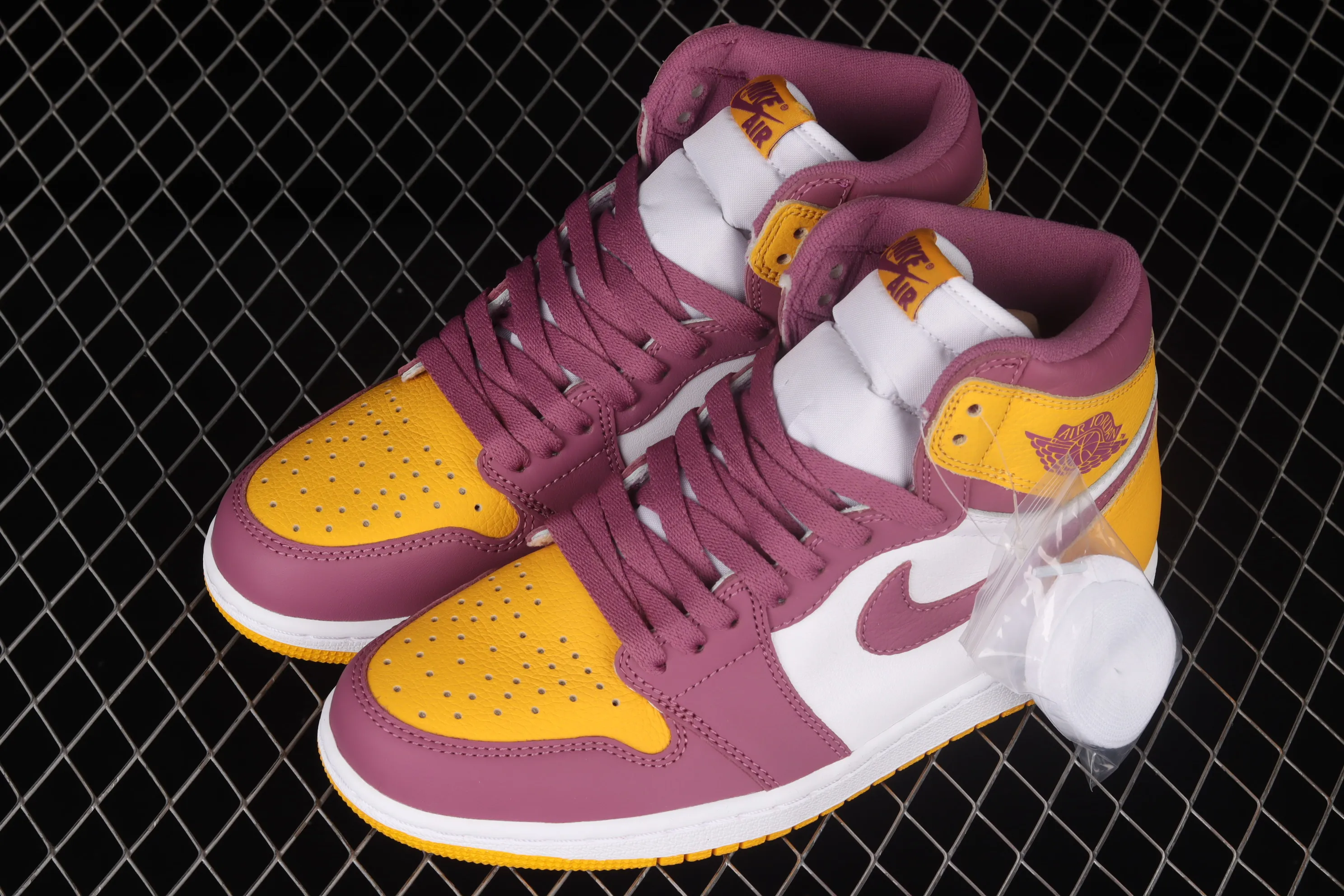 All categories Air Jordan Jordan series basketball shoes Air Jordan 1 High Pure original version Air Jordan 1 "Sail University Red" AJ1 Joe 1 White and Purple Gold Brotherhood high-top basketball shoes 555088-706